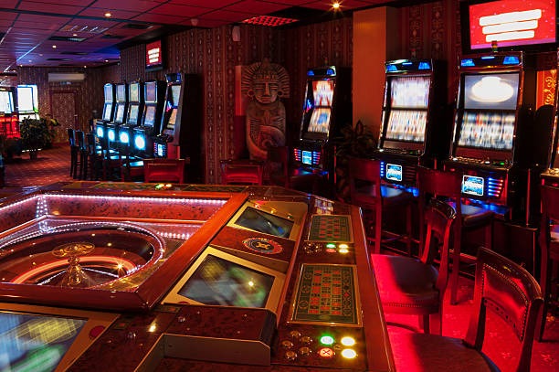 dluna4d app showing slot games Fortune Tiger and Mahjong Ways on a mobile phone screen